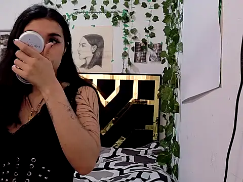 lucywhite13 online show from September 18, 4:31 pm