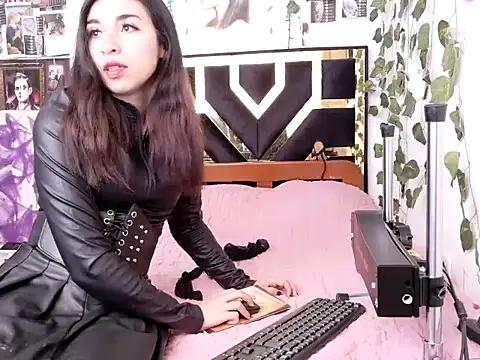 lucywhite13 online show from November 7, 4:18 pm