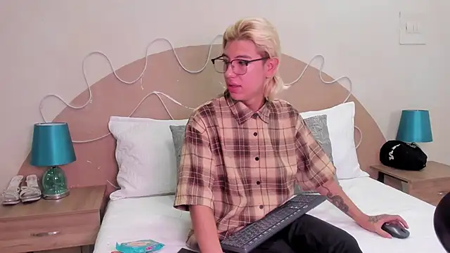 Snapshot of Enrrixxx_ chatting on November 3, 8:21 pm Enrrixxx online show from November 3, 8:21 pm