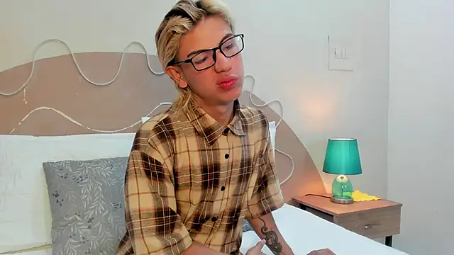 Snapshot of Enrrixxx_ chatting on November 23, 7:24 pm Enrrixxx online show from November 23, 7:24 pm