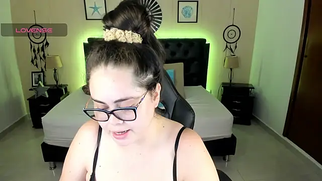 Snapshot of LolaVillalobos chatting on June 22, 2:03 pm LolaVillalobos online show from June 22, 2:03 pm