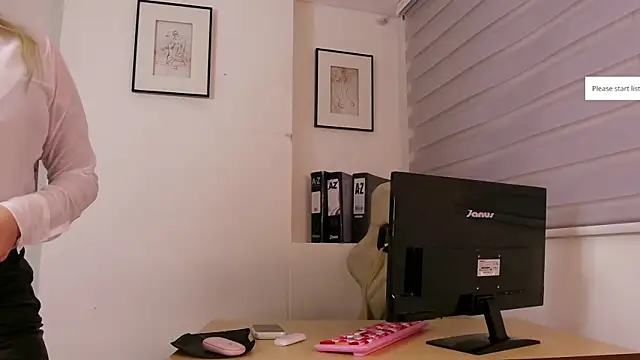 Snapshot of XXMILE chatting on November 9, 11:30 am XXMILE online show from November 9, 11:30 am