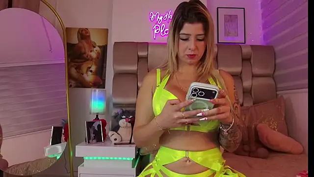 Snapshot of XXMILE chatting on November 18, 11:58 am XXMILE online show from November 18, 11:58 am