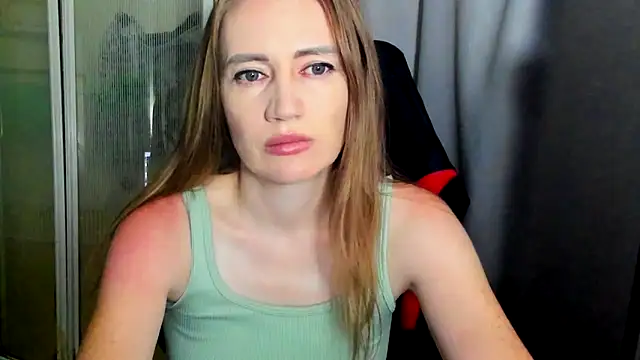 Snapshot of JessFoxxx chatting on June 18, 2:56 am JessFoxxx online show from June 18, 2:56 am