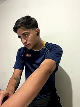 Snapshot of Tavinho067 chatting on December 14, 11:31 pm Tavinho067 online show from December 14, 11:31 pm