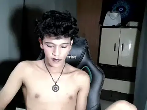 Snapshot of kenbigcockxx chatting on November 10, 5:12 pm kenbigcockxx online show from November 10, 5:12 pm