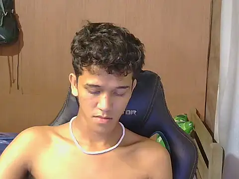 Snapshot of kenbigcockxx chatting on December 18, 1:17 pm kenbigcockxx online show from December 18, 1:17 pm