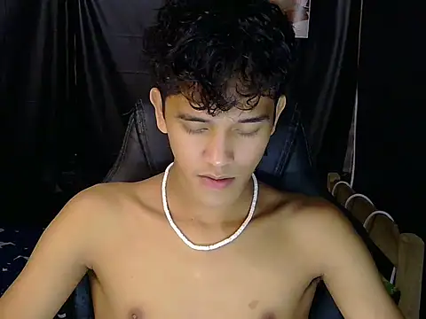 Snapshot of kenbigcockxx chatting on March 18, 11:13 am kenbigcockxx online show from March 18, 11:13 am