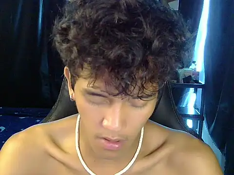 Snapshot of kenbigcockxx chatting on April 12, 4:23 pm kenbigcockxx online show from April 12, 4:23 pm