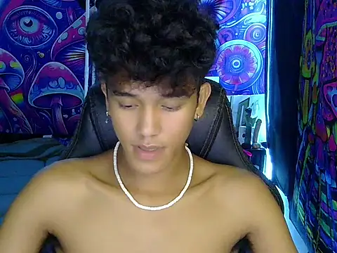 Snapshot of kenbigcockxx chatting on May 15, 10:55 am kenbigcockxx online show from May 15, 10:55 am