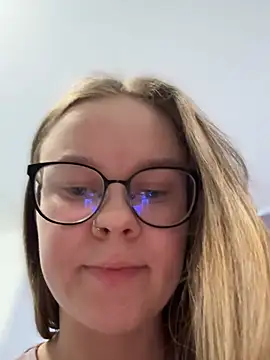 Snapshot of _CherryBloom_ chatting on February 19, 10:11 am CherryBloom online show from February 19, 10:11 am