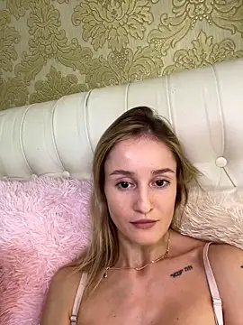 Snapshot of RosieBlossom chatting on October 22, 9:03 pm RosieBlossom online show from October 22, 9:03 pm