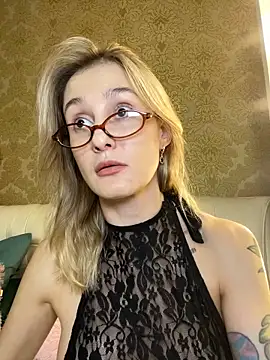 RosieBlossom online show from November 7, 8:31 pm