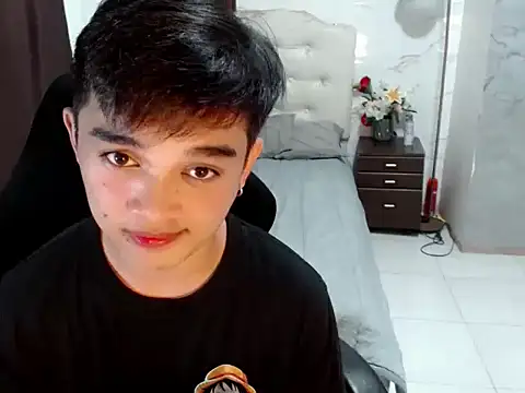 Snapshot of sexysam14 chatting on November 7, 7:52 am sexysam14 online show from November 7, 7:52 am