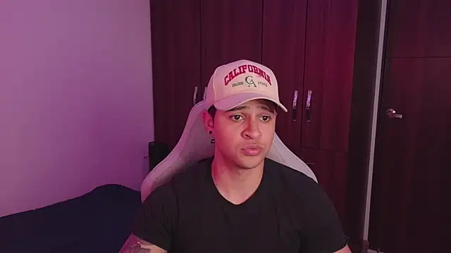 Snapshot of domsantiago_ chatting on September 29, 1:00 am domsantiago online show from September 29, 1:00 am