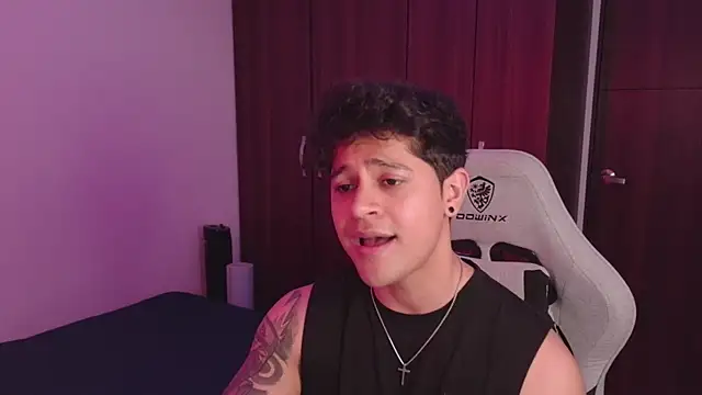 Snapshot of domsantiago_ chatting on October 1, 12:05 am domsantiago online show from October 1, 12:05 am