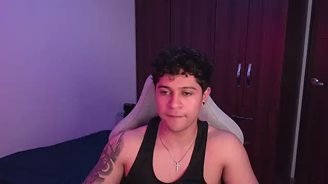 Snapshot of domsantiago_ chatting on October 6, 3:26 am domsantiago online show from October 6, 3:26 am