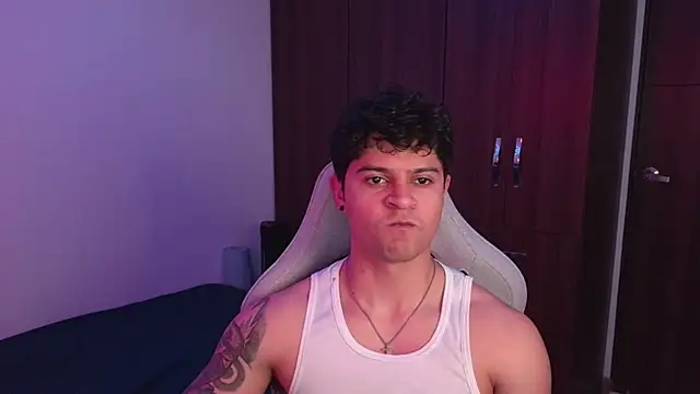 Snapshot of domsantiago_ chatting on October 8, 11:13 pm domsantiago online show from October 8, 11:13 pm