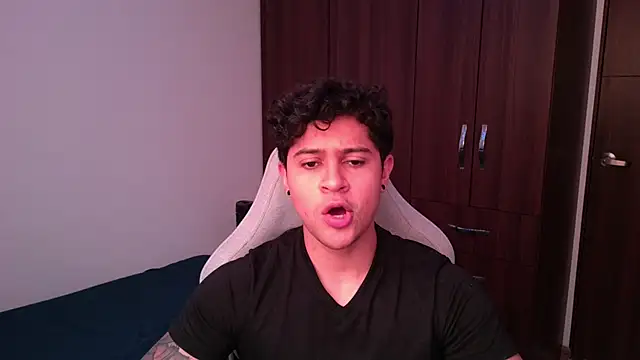 Snapshot of domsantiago_ chatting on October 9, 7:56 pm domsantiago online show from October 9, 7:56 pm