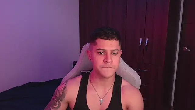 Snapshot of domsantiago_ chatting on October 15, 1:39 am domsantiago online show from October 15, 1:39 am