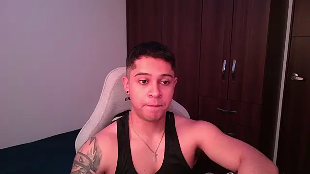 Snapshot of domsantiago_ chatting on October 15, 5:35 pm domsantiago online show from October 15, 5:35 pm