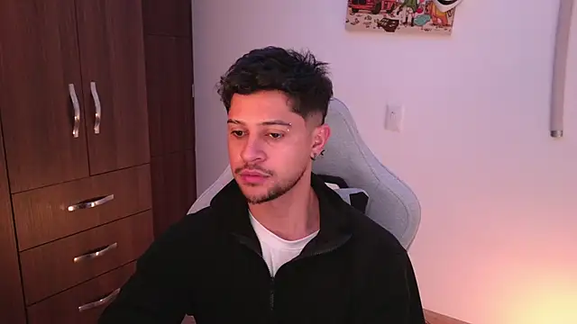 Snapshot of domsantiago_ chatting on December 17, 1:44 am domsantiago online show from December 17, 1:44 am