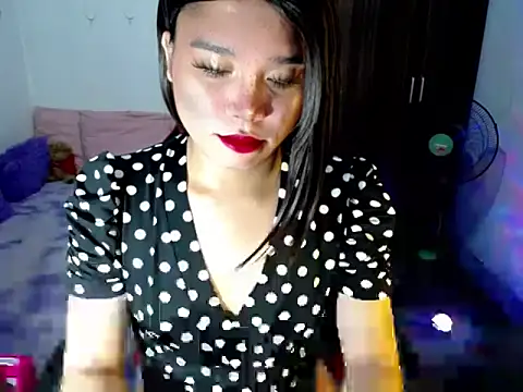 Urassiansweetcummer online show from June 15, 1:46 pm