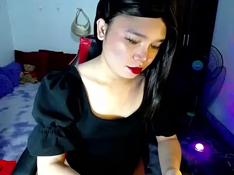 Urassiansweetcummer online show from June 24, 2:43 am