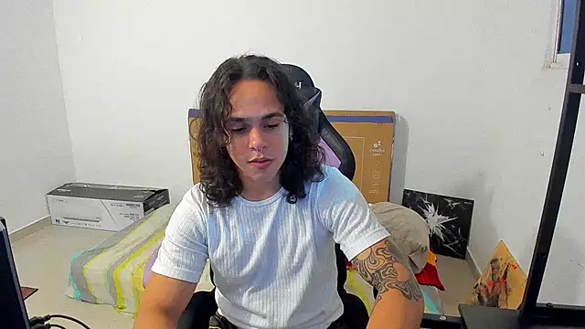 Snapshot of Maximiliano_scoott__ chatting on October 26, 4:40 am Maximiliano scoott   online show from October 26, 4:40 am