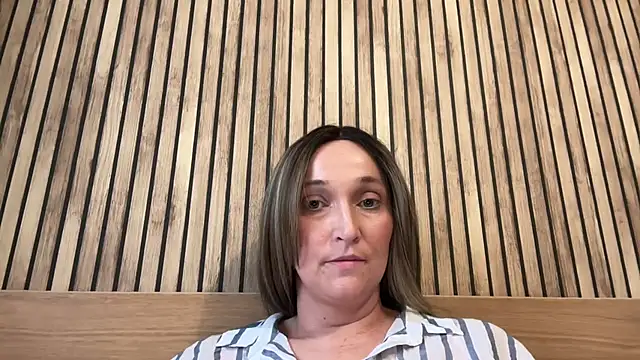 Snapshot of ElegantLilyXX chatting on December 17, 1:06 pm ElegantLilyXX online show from December 17, 1:06 pm