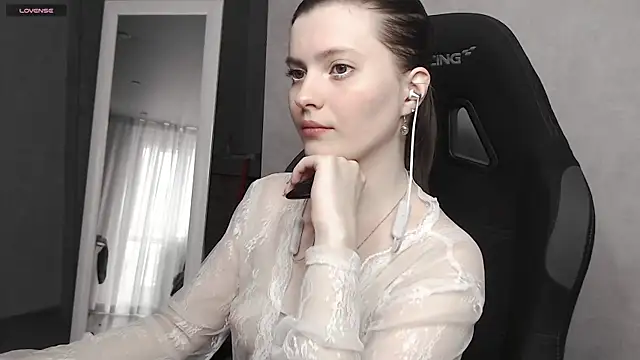 cute elfy  online show from September 30, 2:00 pm