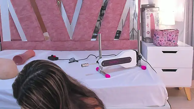 Wonderkloe  online show from February 8, 7:39 pm