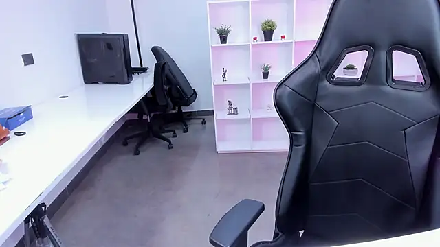 Snapshot of megan_bigboobs_ chatting on October 25, 11:29 am megan bigboobs online show from October 25, 11:29 am