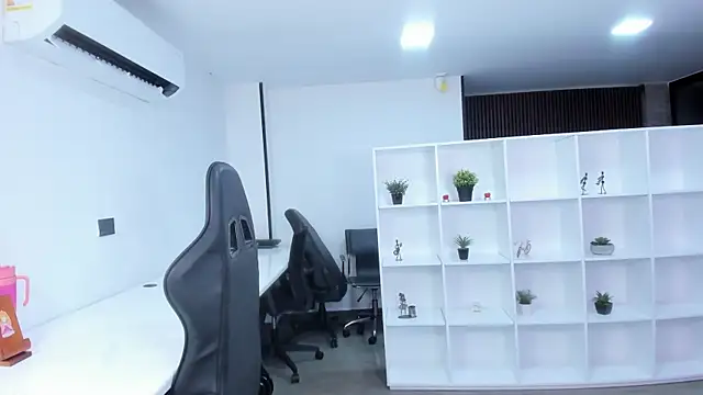 Snapshot of megan_bigboobs_ chatting on November 13, 10:58 am megan bigboobs online show from November 13, 10:58 am