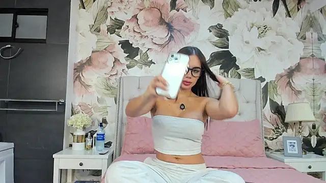 Snapshot of MaddyMay_ chatting on November 4, 9:03 pm MaddyMay online show from November 4, 9:03 pm