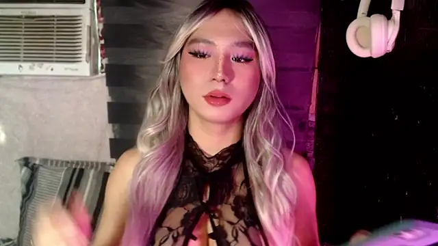 Snapshot of UrhotlucyTS chatting on October 9, 6:00 am UrhotlucyTS online show from October 9, 6:00 am