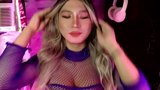 Snapshot of UrhotlucyTS chatting on November 1, 6:59 am UrhotlucyTS online show from November 1, 6:59 am