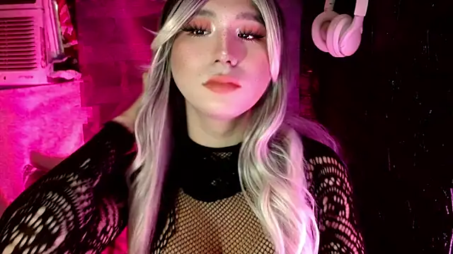 Snapshot of UrhotlucyTS chatting on December 3, 6:54 am UrhotlucyTS online show from December 3, 6:54 am