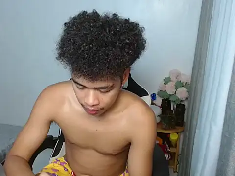 Snapshot of curlyasian_njxx chatting on April 7, 8:26 am curlyasian njxx online show from April 7, 8:26 am