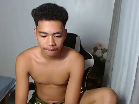 Snapshot of curlyasian_njxx chatting on May 9, 10:15 pm curlyasian njxx online show from May 9, 10:15 pm