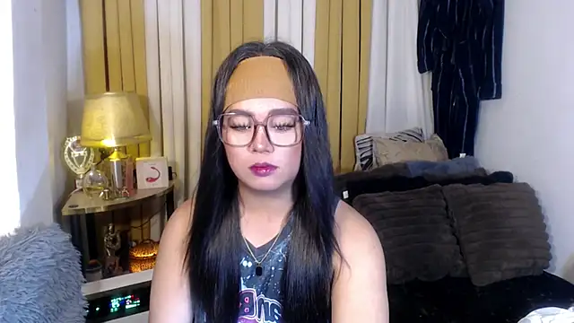 Snapshot of YourSweet-mich chatting on May 18, 2:56 pm YourSweet-mich online show from May 18, 2:56 pm