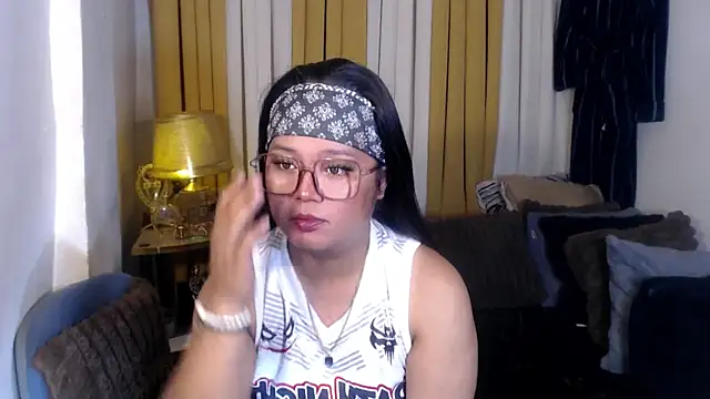 Snapshot of YourSweet-mich chatting on May 24, 3:00 am YourSweet-mich online show from May 24, 3:00 am