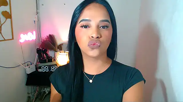 Lorainnelustts online show from March 9, 2:15 am