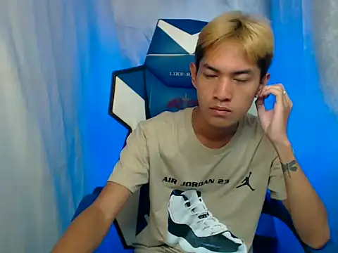 Snapshot of riks_tyler chatting on December 1, 9:36 am riks tyler online show from December 1, 9:36 am