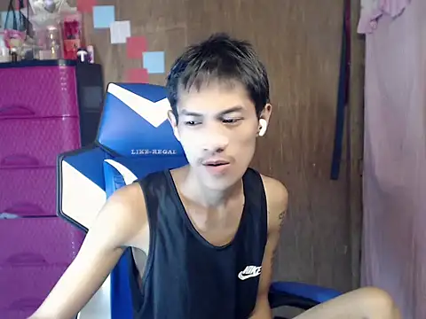 Snapshot of riks_tyler chatting on July 17, 10:44 am riks tyler online show from July 17, 10:44 am