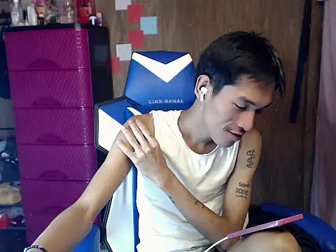 Snapshot of riks_tyler chatting on July 18, 7:39 pm riks tyler online show from July 18, 7:39 pm