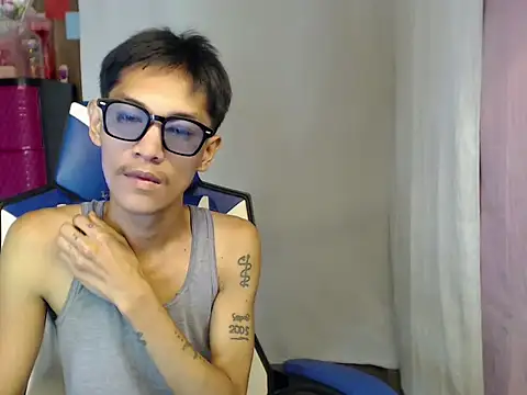 Snapshot of riks_tyler chatting on July 28, 7:39 pm riks tyler online show from July 28, 7:39 pm