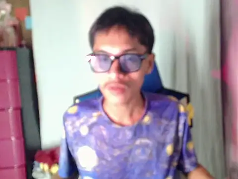 Snapshot of riks_tyler chatting on August 1, 10:03 am riks tyler online show from August 1, 10:03 am