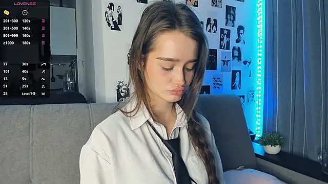 Snapshot of lovelyalivia chatting on November 12, 9:32 am lovelyalivia online show from November 12, 9:32 am