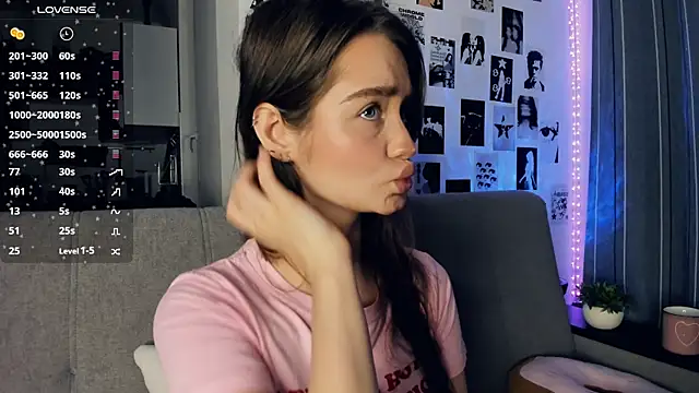 Snapshot of lovelyalivia chatting on December 5, 9:29 am lovelyalivia online show from December 5, 9:29 am